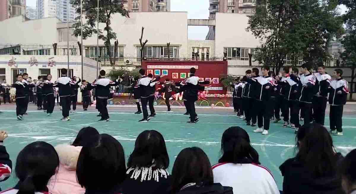學(xué)生跳廣播操