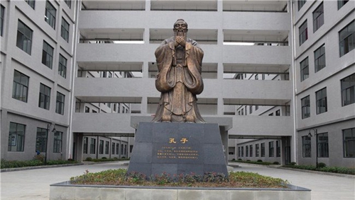 桐梓中等職業(yè)學(xué)?？鬃拥袼? width=