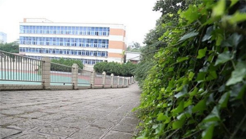 貴陽經濟貿易中等專業(yè)學校校園一角1