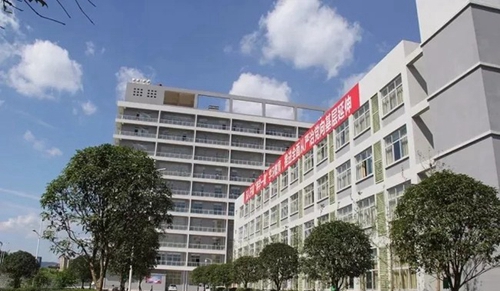 四川省宜賓衛(wèi)生學(xué)校高大、氣派的實訓(xùn)大樓