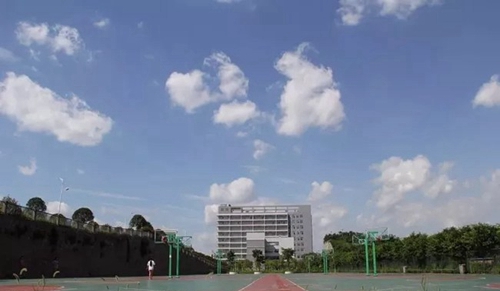 四川省宜賓衛(wèi)生學(xué)校寬敞的運動場