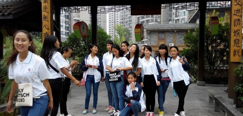 宜賓上寧縣職業(yè)高級(jí)中學(xué)校（長寧縣職業(yè)技術(shù)學(xué)校）9+3的同學(xué)們參觀南溪古鎮(zhèn)（2）