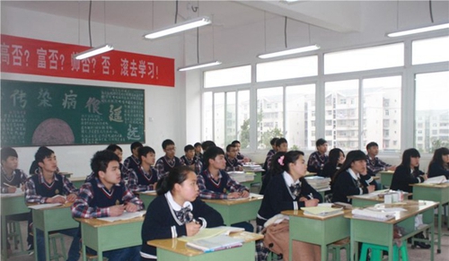 四川省屏山縣職業(yè)技術(shù)學(xué)校(宜賓職業(yè)技術(shù)學(xué)院屏山分院)學(xué)生專心上課