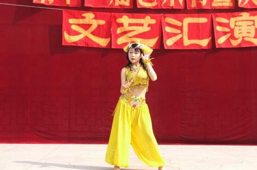 四川省達(dá)縣職業(yè)高級(jí)中學(xué)(達(dá)川區(qū)職高)五四文藝匯演中表演舞蹈