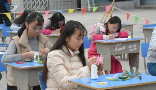 平昌通用職業(yè)技術(shù)學(xué)校幼教專業(yè)學(xué)生手工折花