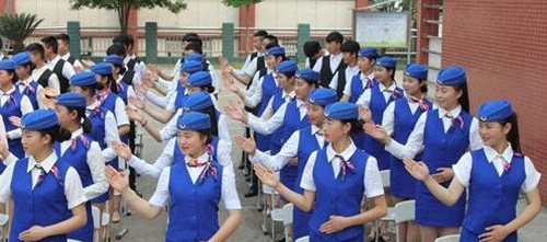 四川省滎經(jīng)縣職業(yè)高級(jí)中學(xué)(滎經(jīng)職高)學(xué)生正在上形體課