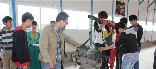 四川省滎經(jīng)縣職業(yè)高級(jí)中學(xué)(滎經(jīng)職高)汽車零件進(jìn)行現(xiàn)場(chǎng)講解