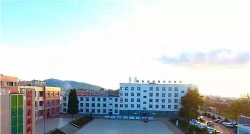 鹽源縣職業(yè)技術(shù)中學(xué)校（鹽源職中）校園廣場