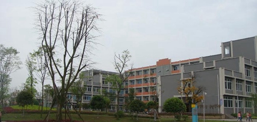 富順職業(yè)技術(shù)學(xué)校（富順職校）教學(xué)大樓一側(cè)