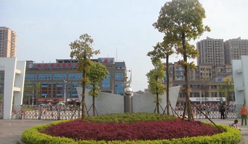 富順職業(yè)技術(shù)學(xué)校（富順職校）校門口的綠化