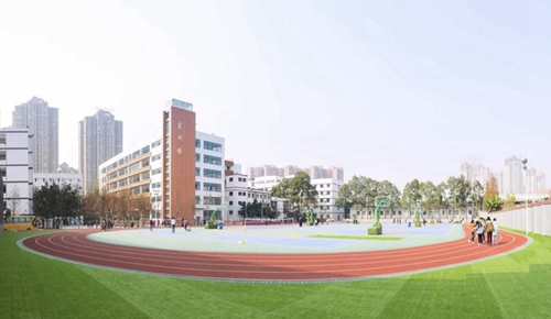 四川省工業(yè)貿(mào)易學(xué)校運(yùn)動場