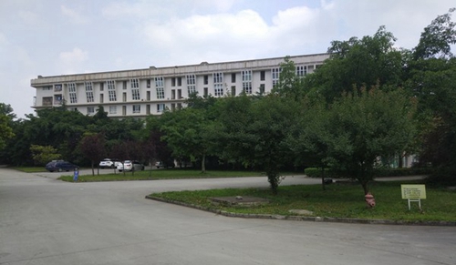樂(lè)山市醫(yī)藥科技學(xué)校龍泉：教學(xué)樓側(cè)面