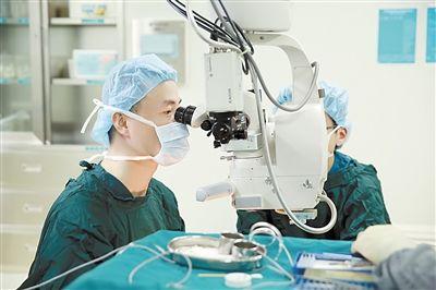 眼視光技術(shù)專業(yè)畢業(yè)生在調(diào)試新機器