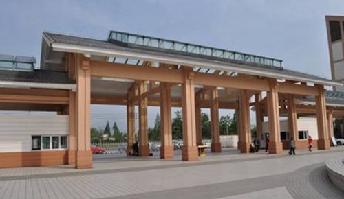 都江堰市職業(yè)中學校園一角