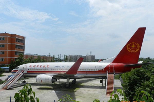 成都東星航空旅游專修學(xué)院實體教學(xué)飛機停機坪