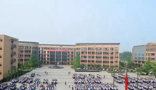 郫縣友愛職業(yè)技術(shù)學(xué)校升旗儀式