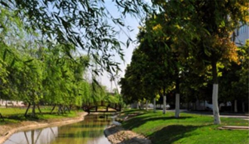四川省旅游學(xué)校錦江河水穿校而過