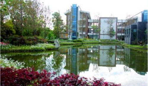 四川省旅游學(xué)校湖邊的教學(xué)樓