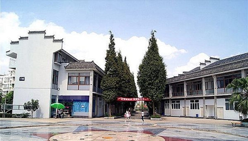 成都科華職業(yè)技術(shù)學(xué)校校園廣場(chǎng)