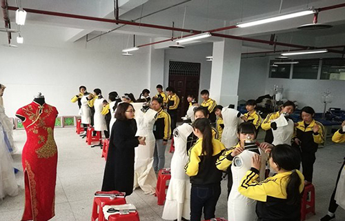重慶市秀山職教中心服裝設(shè)計與工藝 重慶市秀山職教中心服裝設(shè)計與工藝