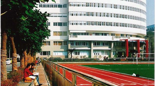 四川音樂學院附屬中等藝術(shù)學校運動場一角