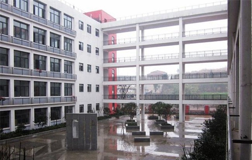 四川省安岳第一職業(yè)技術(shù)學(xué)校(安岳職業(yè)技術(shù)教育中心)教學(xué)大樓中央