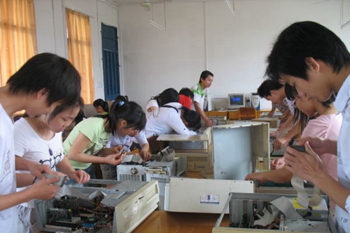 簡陽市機電工程學(xué)校計算機硬件組裝實訓(xùn)