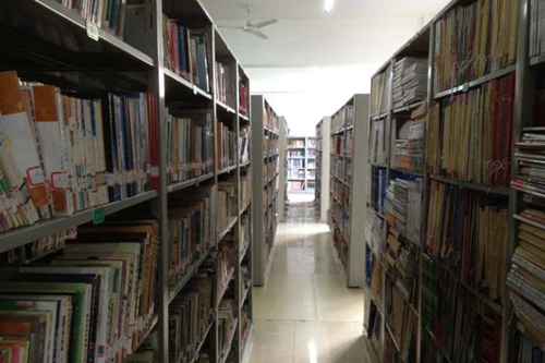 成都市洞子口職業(yè)高級中學(xué)校圖書室2