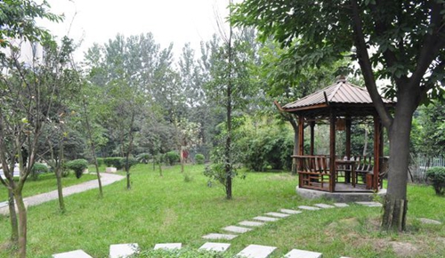 成都市洞子口職業(yè)高級中學(xué)校涼亭