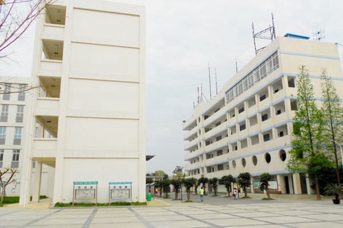 成都市洞子口職業(yè)高級中學(xué)校校園大樓