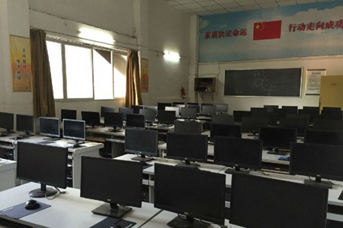 宜賓市翠屏區(qū)天成職業(yè)技術(shù)學(xué)校微機(jī)室