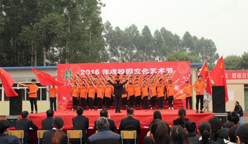 四川省工業(yè)設(shè)備安裝技工學(xué)校歌唱祖國