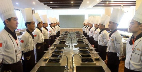 成都新東方烹飪技工學(xué)校實(shí)訓(xùn)課堂