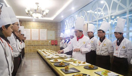 成都新東方烹飪技工學(xué)校學(xué)生實(shí)操
