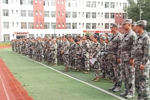 四川省阿壩衛(wèi)生學校新生軍訓