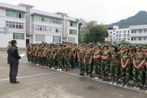 巴中市巴州區(qū)化成職業(yè)中學(xué)新生軍訓(xùn)2
