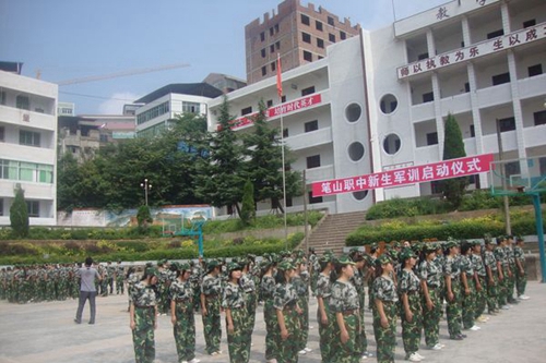 平昌縣筆山職業(yè)中學新生軍訓