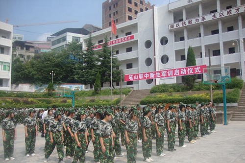 平昌縣筆山職業(yè)中學學生軍訓