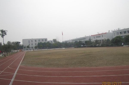 達(dá)州遠(yuǎn)航職業(yè)技術(shù)學(xué)校田徑運(yùn)動(dòng)場(chǎng)