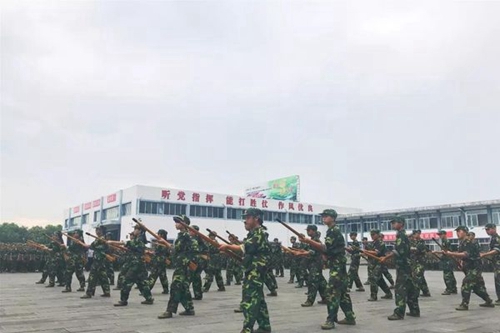 達州鳳凰職業(yè)技術(shù)學(xué)校刺殺表演
