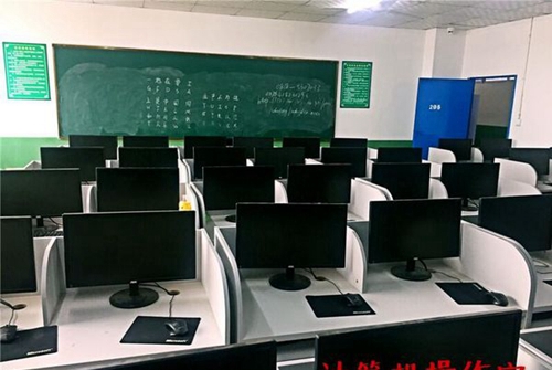 達州鳳凰職業(yè)技術(shù)學(xué)校計算機操作室