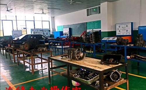 達州鳳凰職業(yè)技術(shù)學(xué)校汽修操作室2