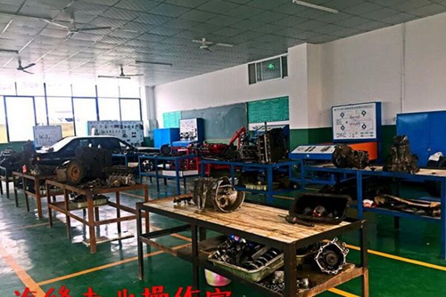 達州鳳凰職業(yè)技術(shù)學(xué)校汽修專業(yè)操作室