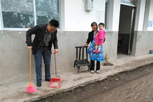 大竹縣中峰職業(yè)技術學校慰問貧困戶