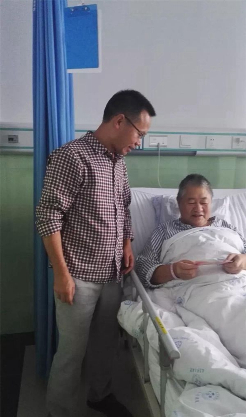 大竹縣中峰職業(yè)技術學校慰問貧困戶2