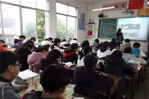 大竹縣中峰職業(yè)技術學校課堂一瞬
