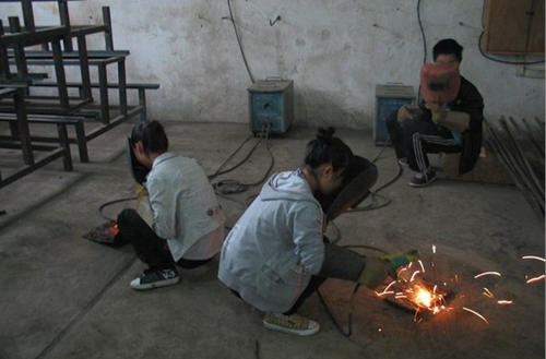 內(nèi)江求是職業(yè)技術(shù)學(xué)校電焊實訓(xùn)課
