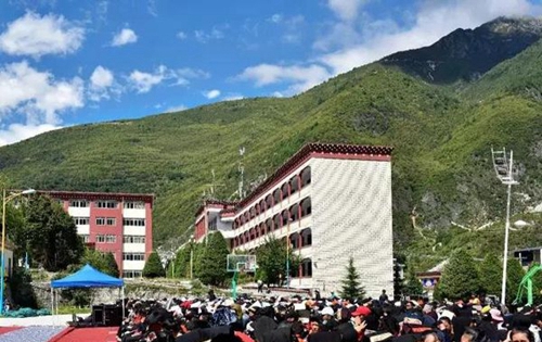 四川省藏文學(xué)校操場(chǎng)集會(huì)
