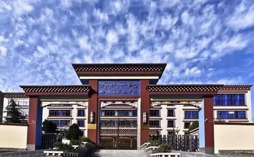 四川省藏文學(xué)校校門(mén)