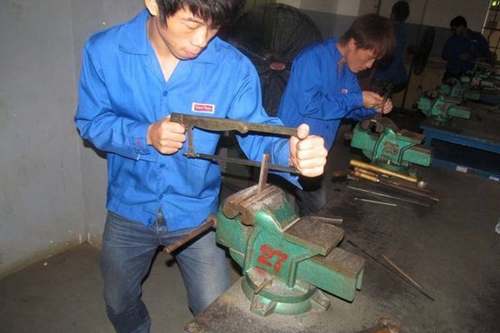 四川省華鎣職業(yè)技術(shù)學(xué)校鉗工操作實(shí)訓(xùn)